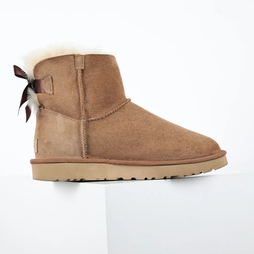 Pick up locally 💰600 Core recommended good price Independently developed original outsole and cashmere insole to keep you warm in winter and suitable for home use. In the new year, uug launched a style series, which is partially geared towards the preferences of young consumers and has also moved to the forefront of fashion trends. Shoe body material Water-repellent coated suede upper 17 mm UGGPURE™ implanted wool insole Lightweight non-slip comfortable rubber outsole With brand LOGO trademark Comes with a full set of packaging Size: 35 36 37 38 39 40